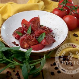 Салат с помидорами красным луком и кремом "Бальзамик"