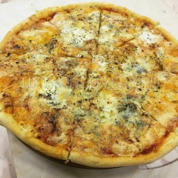 Пицца с копчёными колбасками и ветчиной 