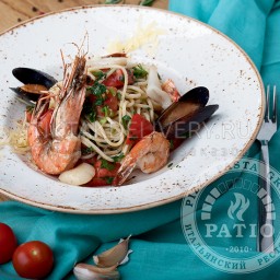  Спагетти с морепродуктами и свежими помидорами