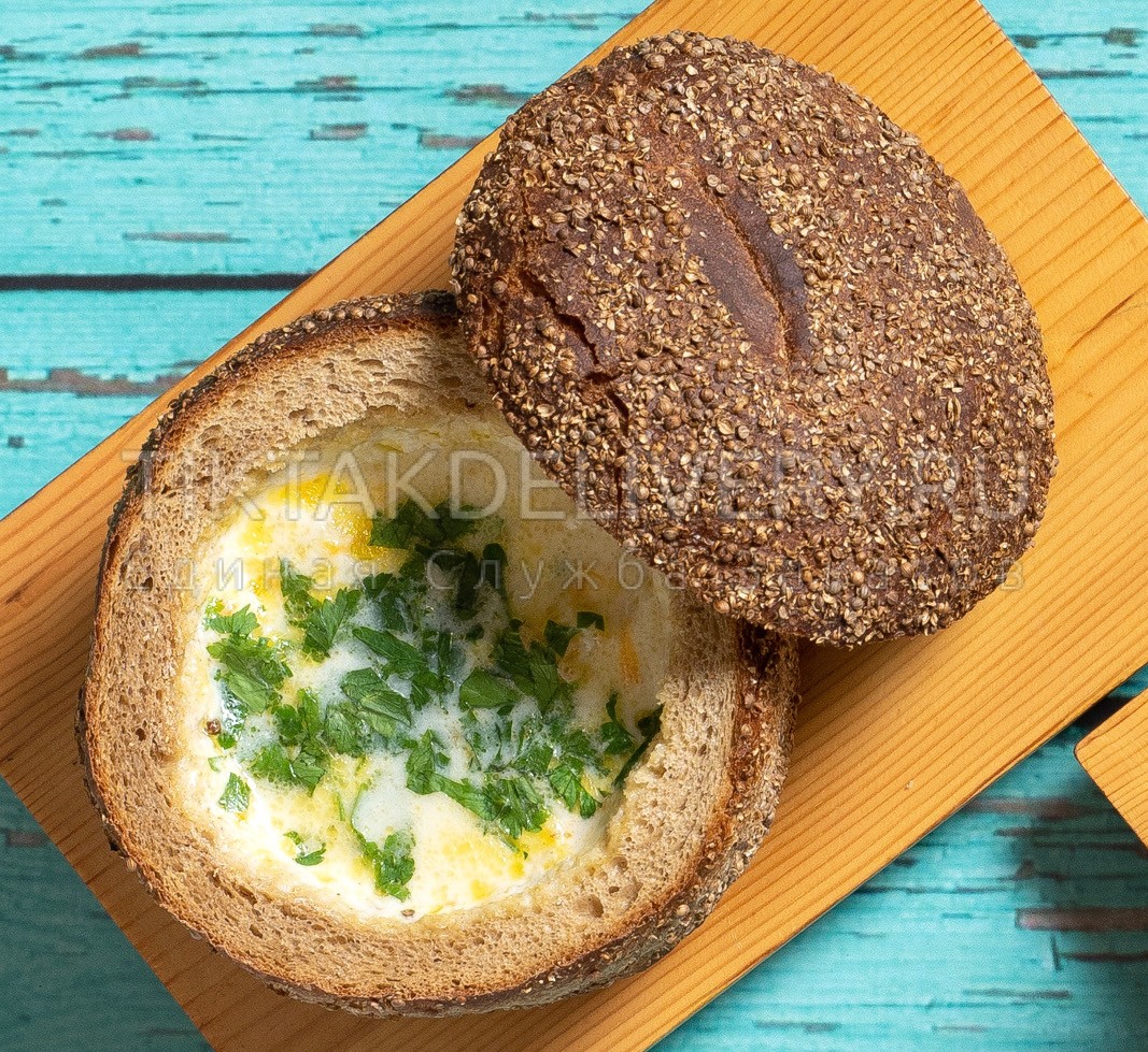 Сырный суп в хлебной тарелке