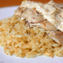 Курица под белым соусом с рисом