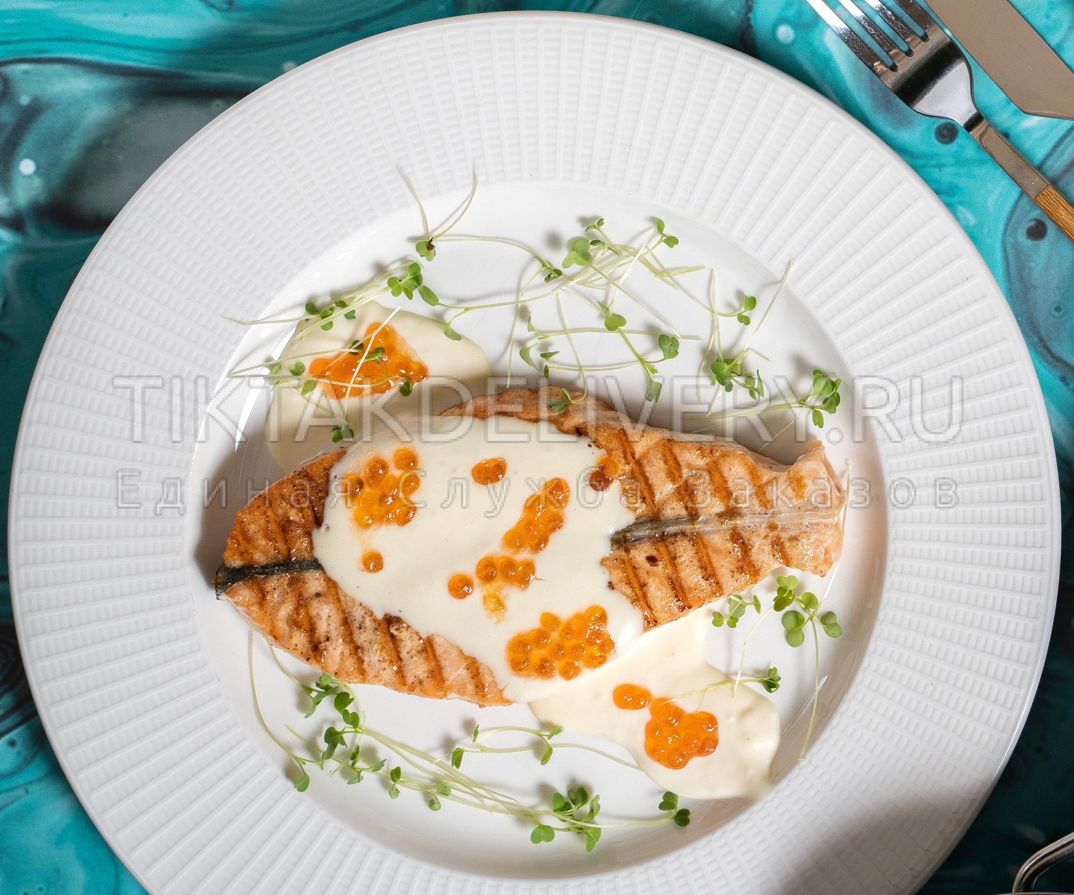 Стейк лосося в сливочно-икорном соусе